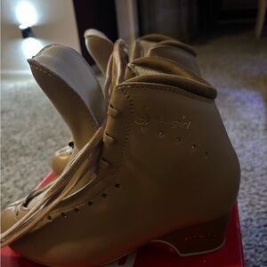 Edea ice skate showgirl red bottoms. Size 260  Jackson size 8